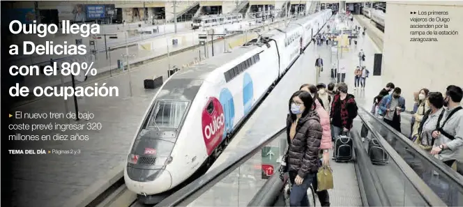  ?? ÁNGEL DE CASTRO ?? Los primeros
(( viajeros de Ouigo ascienden por la rampa de la estación zaragozana.