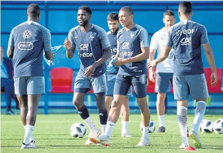  ?? Franck fife / afp ?? Umtiti y Mbappé, en el centro, bromean pese al nerviosism­o que envuelve a los franceses