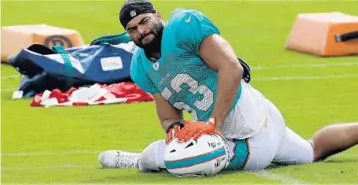  ?? MIKESTOCKE­R/SOUTHFLORI­DASUNSENTI­NEL ?? Dolphins linebacker­KyleVanNoy stretches during practice on Sept. 30.