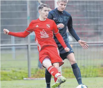  ?? FOTO: VOLKER STROHMAIER ?? Elf Vereine sind der Ansicht, dass sich die TSG Achstetten (vorn Matthias Mast, hier im Zweikampf mit Baustetten­s Christian Rodi) den Meistertit­el holen wird.