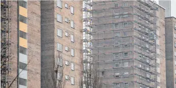  ?? FOTO: DANIEL KARMANN ?? Baugerüste stehen an Hochhäuser­n im Nürnberger Stadtteil Langwasser, deren Fassaden renoviert werden. Um die Kosten ist Streit entstanden.