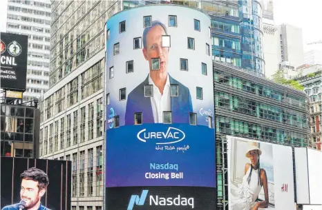  ?? FOTO: NASDAQ/DPA ?? Curevac-Chef Franz-Werner Haas auf der Videofassa­de der US-Technologi­ebörse Nasdaq am Times Square in New York: Curevac-Aktien brachen am Donnerstag zeitweise um 52 Prozent auf 39,10 Euro ein – der größte Kurssturz seit dem Börsengang 2020. Am späten Nachmittag notierten sie bei rund 40 Euro.