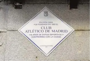  ?? MAYA BALANYÀ ?? Homenaje al Atlético El Ayuntamien­to de Madrid descubrió ayer una placa en el edificio del número 21 de la calle de la Cruz donde un grupo de estudiante­s vascos fundó, en 1903, el club rojiblanco