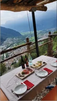  ?? PHOTO BY STEPHEN FRIES ?? Alfresco dining on the mountainto­p at Hermau Winery.