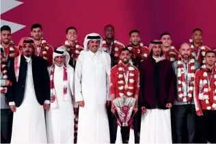  ?? ?? L’émir Tamim
(au milieu, au premier rang) reçoit l’équipe de football qatarie qui a remporté la Coupe d’asie des nations, à Doha, le 2 février 2019.