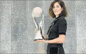  ?? FOTO: EFE ?? Garbiñe Muguruza, con el trofeo de número uno mundial recibido en Tokio el lunes