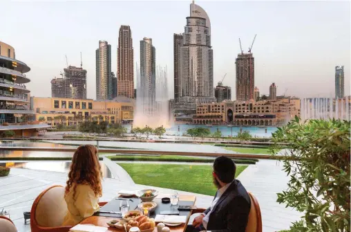  ??  ?? Appétit. Le restaurant de l’Armani Hotel Dubai, qui donne sur Business Bay, le centre d’affaires de la ville, sert des plats kasher.