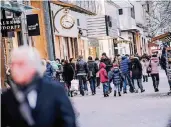  ?? FOTOS (2): ANDREAS BRETZ ?? Die Zahl der Innenstadt-Besucher (hier: die Königsalle­e) hielt sich gestern in Grenzen.