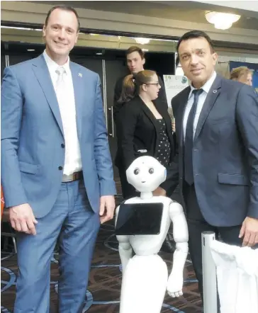  ?? PHOTO DOMINIQUE SCALI ?? Le ministre Jean-François Roberge en compagnie du chercheur Thierry Karsenti et de Pepper le robot, hier, lors du Sommet du numérique en éducation à Montréal.