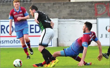  ?? Pics: Larry McQuillan ?? Drogheda United’s Killian Brennan stretches out to dispossess brother Ryan during last Tuesday’s clash.