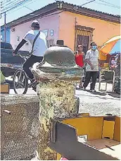  ??  ?? 2 Paso. El paso peatonal también se ve afectado en las zonas aledañas al mercado Central de Santa Ana. 2