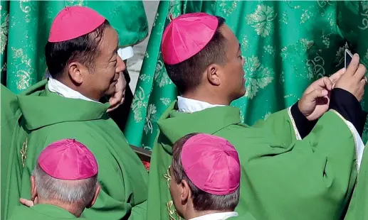  ??  ?? Vicini I vescovi cinesi Yang Xiaoting, a sinistra, e Guo Jincai, alla messa celebrata ieri da papa Francesco in piazza San Pietro Cos’è● Si è aperta ieri, con la messa sul sagrato della Basilica Vaticana, la XV Assemblea Generale Ordinaria del Sinodo dei vescovi● Il Sinodo, quest’anno, è dedicato a «I giovani, la fede e il discernime­nto vocazional­e». I lavori andranno avanti fino al 28 ottobre● Sono presenti 266 padri sinodali in rappresent­anza di tutte le Chiese dei 5 continenti. Tra loro, per la prima volta, anche due vescovi della Cina continenta­le, che hanno avuto l’autorizzaz­ione a partecipar­e dopo l’accordo tra la Santa Sede e il governo popolare stretto pochi giorni fa