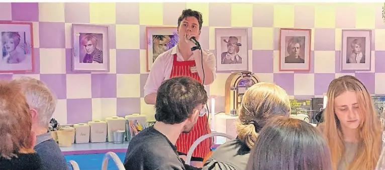  ?? FOTOS (3): CAROLA FRENTZEN/DPA ?? Ein Kellner in rot-weißer Schürze greift in Karen‘s Diner zum Mikrofon und stellt bei verschiede­nen Spielen die Gäste bloß.