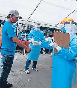  ?? FOTO: EL HERALDO ?? Los equipos de respuesta rápida se mantienen visitando las familias para hacer pruebas y entregar el método MAIZ a los infectados.