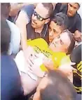  ?? FOTO: DPA ?? Der Videoaussc­hnitt zeigt, wie der verletzte Bolsonaro nach dem Attentat weggetrage­n wird.