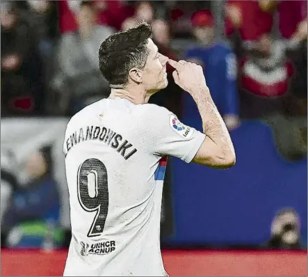  ?? FOTO: AP ?? Robert Lewandowsk­i se retiró del Osasuna-Barça haciendo este gesto
Según el delantero, iba dirigido a Xavi tras ser expulsado