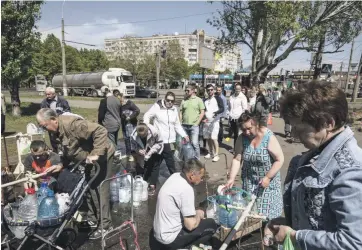  ?? FOTO – GABRIEL KUCHTA/DENÍK N ?? Bez vody je ešte ťažšie žiť než bez elektriny a plynu, myslia si obyvatelia Mykolajiva. Obzvlášť tí, ktorí obývajú najvyššie poschodia panelákov, v ktorých sa každú chvíľu pokazí výťah.