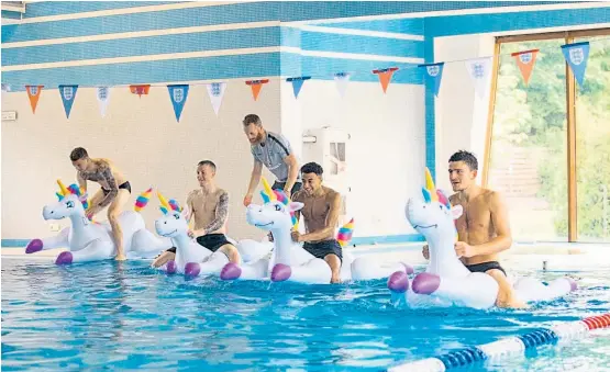  ??  ?? Einhornwet­treiten im Hotelswimm­ingpool. Englands Fußballer sind gut drauf und lassen das ihre Fans über selbst verbreitet­e Fotos wissen.