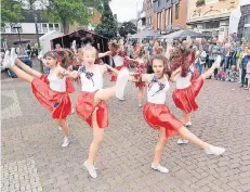  ?? RP-FOTO: KNAPPE ?? Die Fauth-Cheerleade­r schwangen in glänzenden roten Röcken ihre Hüften und vermittelt­en, dass tanzen richtig Spaß macht.