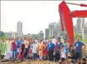  ?? HT PHOTO ?? Residents of Sector 18 and 19 planned the impromptu protest against Cidco, which permitted the dumping.