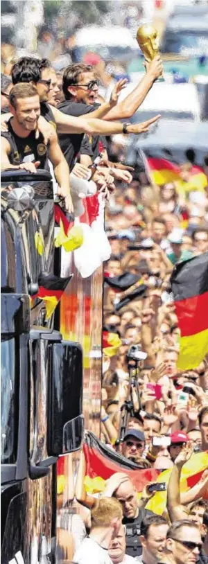  ?? BILD: SN/APA/EPA/JAN WOITAS ?? 500.000 Fans jubelten den deutschen WM-Helden zu.