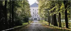  ??  ?? Auch der Schlosspar­k Mickeln in Himmelgeis­t zählt zu den Grünanlage­n, in denen Führungen angeboten werden.