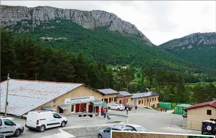  ??  ?? L’installati­on de panneaux photovolta­ïques a été inaugurée par le président Hubert Germain, le député Loïc Dombreval et le président du parc naturel régional des Préalpes d’Azur Eric Mele.