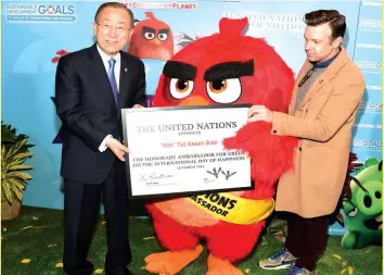  ??  ?? Former Secretary-General of the United Nations Ban Ki-moon (left) hands over a certificat­e for honorary ambassador for Green to Red and actor Daniel Jason Sudeikis who does Red’s voice last year — justjared.com