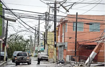  ??  ?? La red quedó destruida tras el paso del huracán María