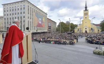  ??  ?? El papa Francisco, durante una misa ayer en la Plaza Libertad, en Tallin, la capital de Estonia.