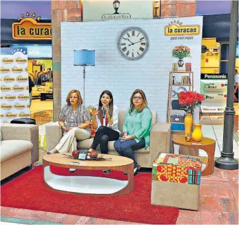  ??  ?? Calidad y distinción. Flor de Hernández, representa­nte de Capri; Yessica Sabla, gerente de proyectos, y Elsy Alvarenga, gerente de producto Curacao, lanzan los nuevos productos de Capri.