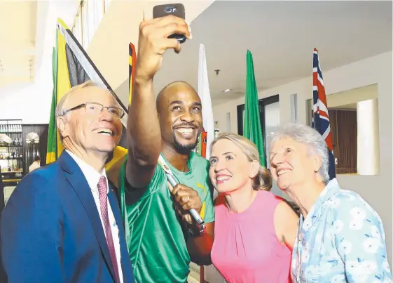  ?? Picture: GLENN HAMPSON ?? Dalton Myers from Jamaica with GOLDOC chairman Peter Beattie, Games Minister Kate Jones and Games Federation President Louise Martin.