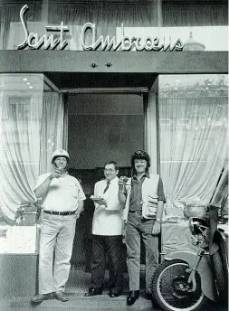  ?? (foto di Carlo Orsi) ?? Anni Novanta Cochi e Renato ritratti per la rivista «Città» davanti alla storica pasticceri­a Sant’Ambroues in corso Matteotti nel 1998