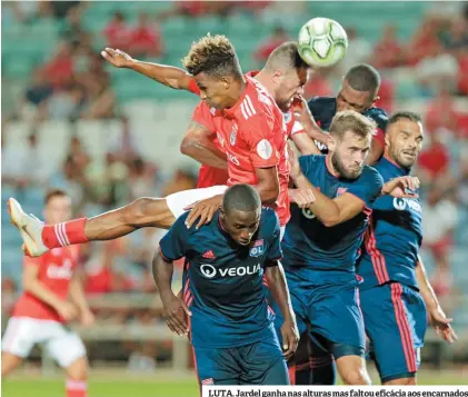  ??  ?? LUTA. Jardel ganha nas alturas mas faltou eficácia aos encarnados