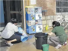  ?? MARÍA JOSÉ SÁNCHEZ ?? Benicarló
Trabajador­es de este restaurant­e limpian todo el local.