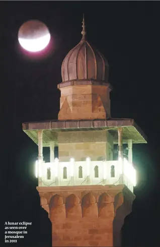  ?? PHOTO: FLASH 90 ?? A lunar eclipse as seen over a mosque in Jerusalem in 2011