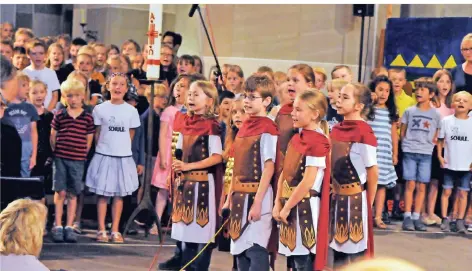  ?? FOTO: ISABELLA RAUPOLD ?? In der Annakirche führten die Schüler der Annaschule das Musical „Das Geheimnis von Zelle 10“auf.