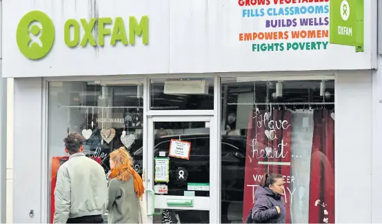  ??  ?? Ein Oxfam-Geschäft in London, in dem unter anderem gebrauchte Kleidung, Bücher, Spielzeug oder Haushaltsw­aren verkauft werden. Die Erlöse werden zur Finanzieru­ng der Hilfsorgan­isation verwendet. Diesbezügl­ich könnte es bald zu gröberen Problemen kommen.