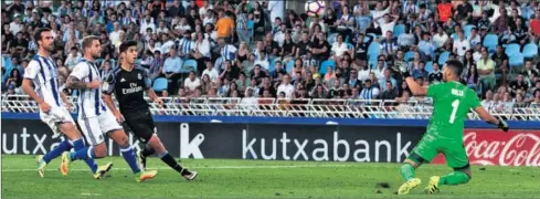  ??  ?? VASELINA DE ARTISTA. Asensio marcó en Anoeta su primer gol en Liga con el Madrid superando con maestría la salida de Rulli...