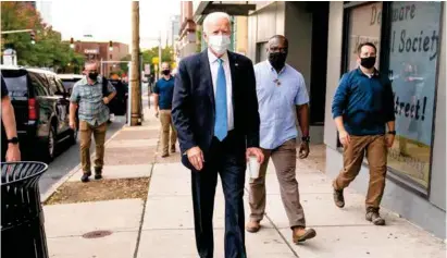  ??  ?? CAMINATA. El candidato demócrata a la presidenci­a, Joe Biden, estuvo ayer en Wilmington, Delaware.