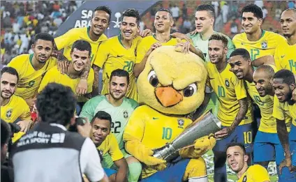  ?? FOTO: AP ?? Brasil se llevó el trofeo tras vencer a Argentina en Arabia Saudí en un Superclási­co descafeina­do que decidió Miranda