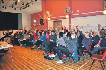  ?? 01_B06meeting­01 ?? A near unanimous show of hands at the meeting in support of the library move.