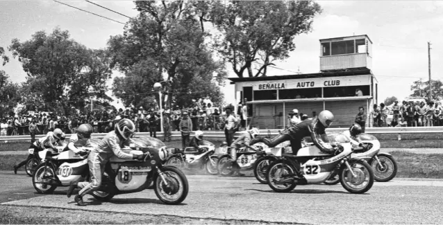  ?? ?? ABOVE Start of the 1972 Victorian TT at Winton. Prominent are John Maher (32), Peter Jones (18), Ross Hedley (137) and Ron Toombs (63).