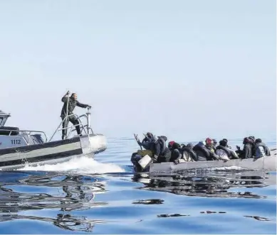  ?? JIHED ABIDELLAOU / REUTERS ?? Un barco guardacost­as tunecino trata de detener una embarcació­n con migrantes, el pasado abril.