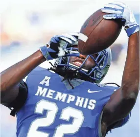  ?? MARK WEBER/THE COMMERCIAL APPEAL ?? Memphis’ Tyrez Lindsey catches a ball during warmups before taking on Navy on Oct. 14, 2017.