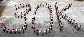  ?? —GRIG C. MONTEGRAND­E ?? AHEAD OF WORLD TEACHERS’ DAY Schoolteac­hers in Quezon City form a “30K” human chain to represent the entry-level salary they are demanding from government.