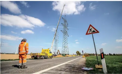  ?? FOTOS: KANDZORRA ?? Die Roseller Straße bei Neukirchen musste immer wieder kurzzeitig gesperrt werden. Direkt an der Straße wurde ein großer Mast abgebaut.