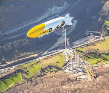  ?? FOTO: ANDREA FISCHER ?? Überfliege­r: Der Zeppelin über dem Flughafen Stuttgart-Echterding­en.