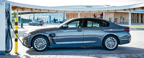  ?? Foto: BMW AG ?? Heikle Zahlenspie­le: Die elektrisch­e Reichweite für den 520e nach WLTP gibt BMW mit 53 bis 61 Kilometern an. Den Normverbra­uch mit 1,8 bis 1,3 Litern. In der Realität können Plug‰in‰Hybride jedoch je nach Fahrstil und ‰strecke deutlich mehr schlucken.