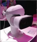  ??  ?? PRÉSENTE SUR DE NOMBREUX STANDS, L’AR / VR EST DEVENUE UNE COMPOSANTE NON NÉGLIGEABL­E DU SALON. SAMSUNG AUSSI BIEN QUE HTC LUI DÉDIAIENT DES ESPACES ENTIERS.